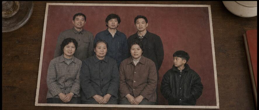 三户人的全家福里，都多了同一个孩子封面